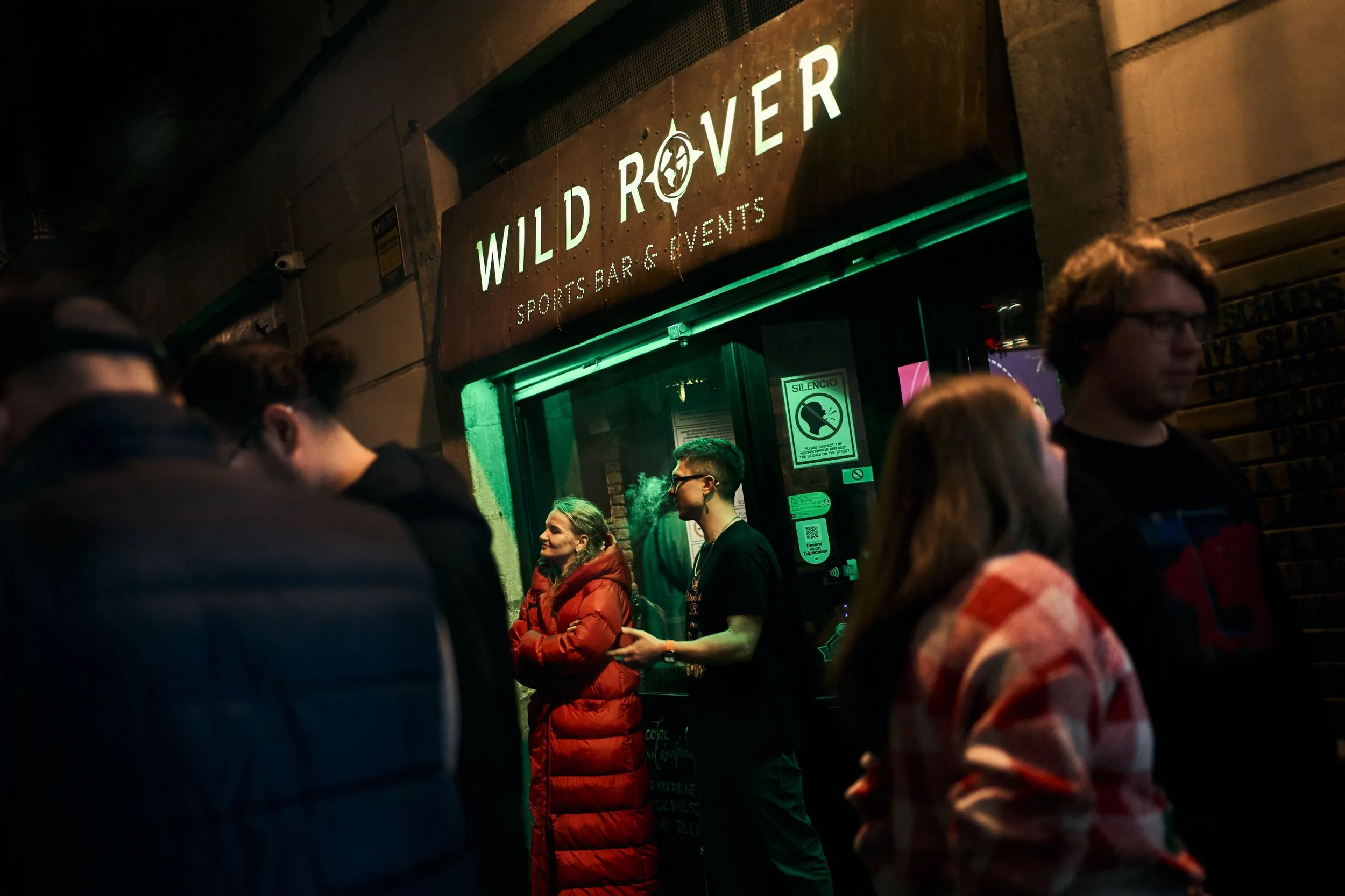 Wild Rover Sports Bar entrance at night – Carrer de Santa Mònica 2, Barcelona