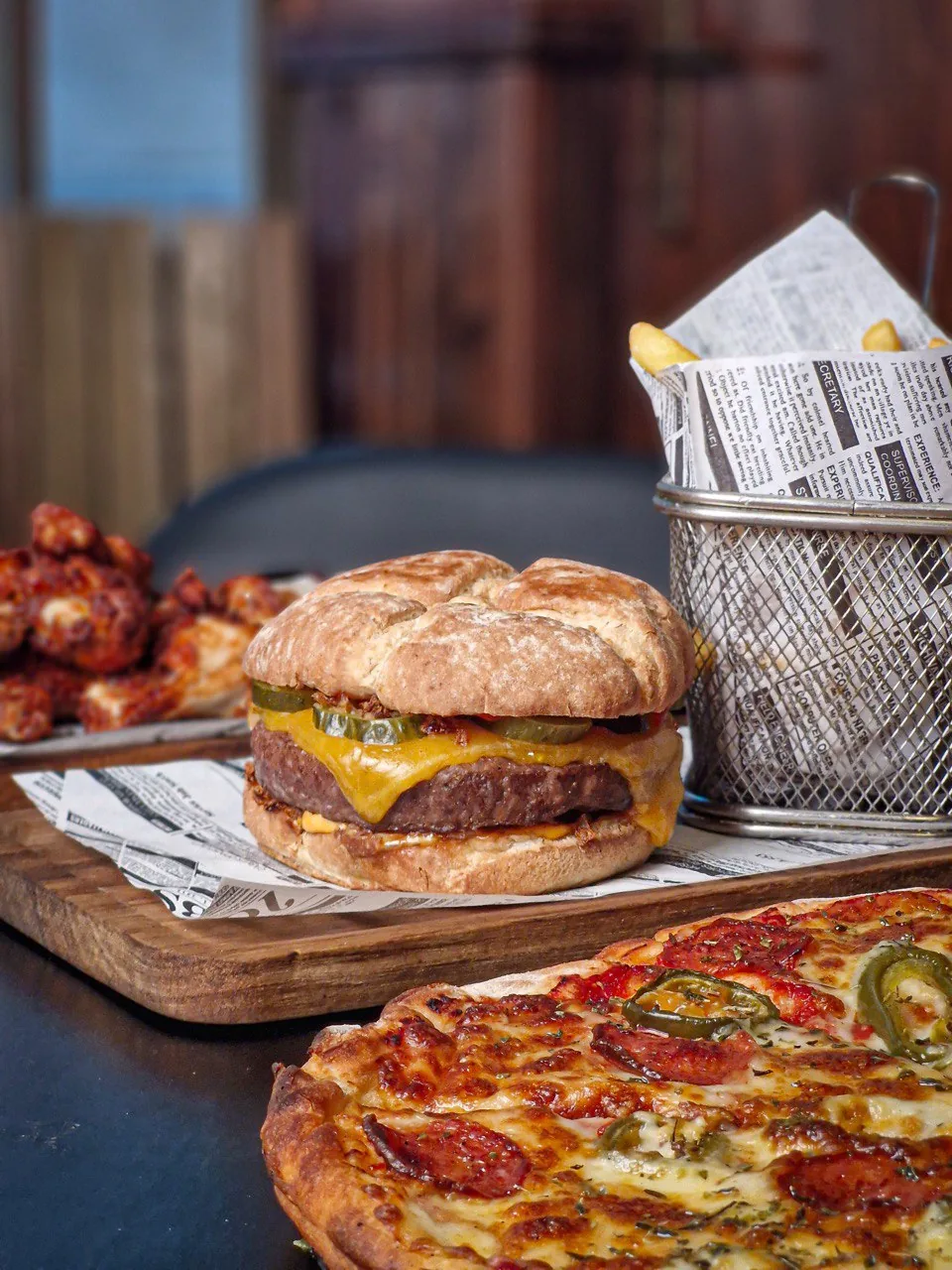 Wild Rover Barcelona food – burger, pizza and chicken wings pub menu